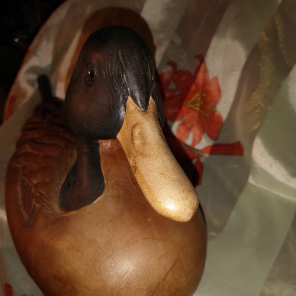 TANNEREYE LEATHER OVER WOOD DECOY DUCK(PLEASE SEE WOODEN TAIL IS BROKEN) - Picture 13 of 15
